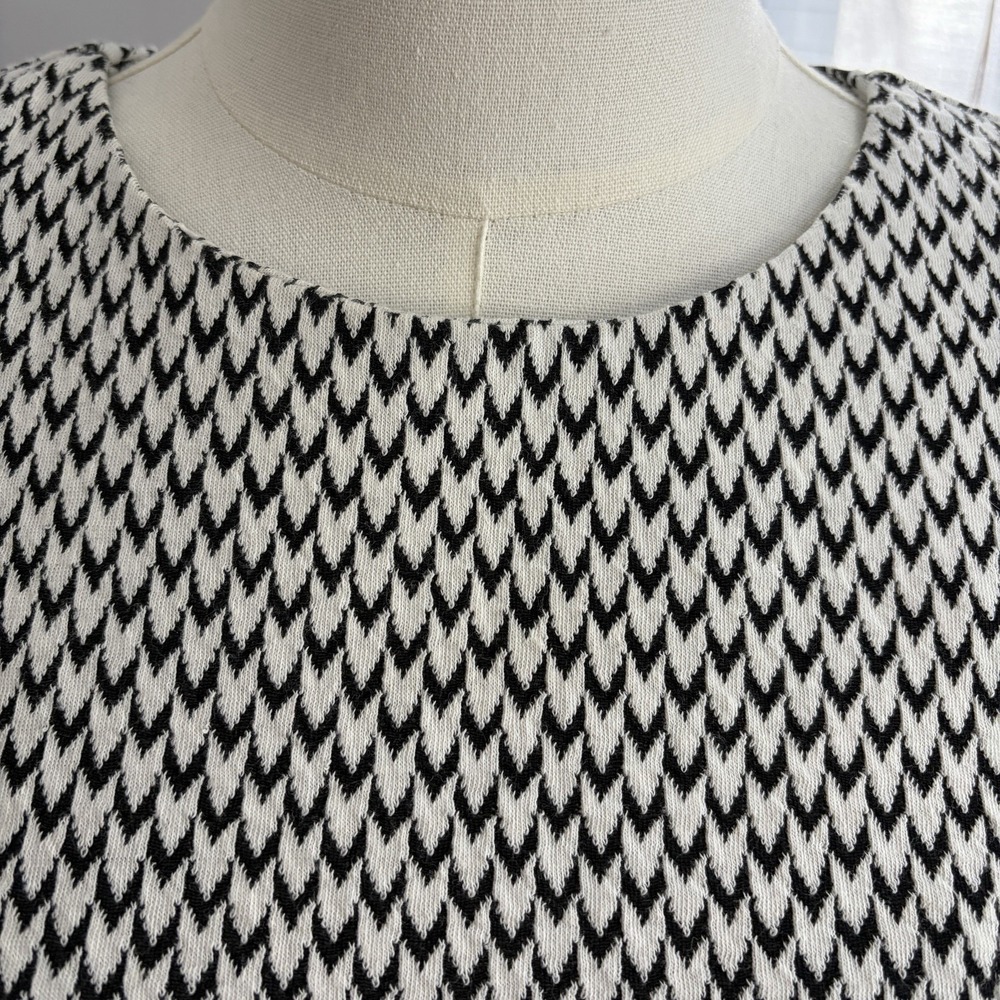 LOFT Petite Black and White Print Skater Dress Sz 2 Sleeveless Knit Mod Comfort - Picture 4 of 16